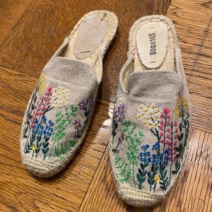SOLUDOS FLORAL EMBROIDERED LINEN MULES